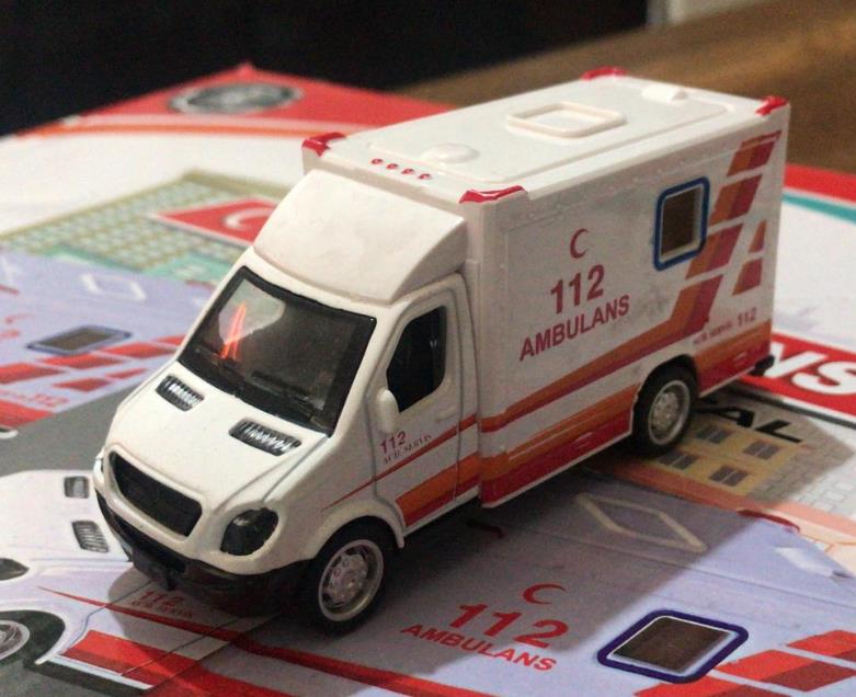Oyuncak Metal Çek Bırak Ambulans 10 cm Oyuncak Metal Çek Bırak Ambulans 10 cm