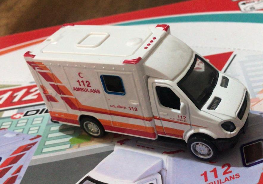 Oyuncak Metal Çek Bırak Ambulans 10 cm Oyuncak Metal Çek Bırak Ambulans 10 cm