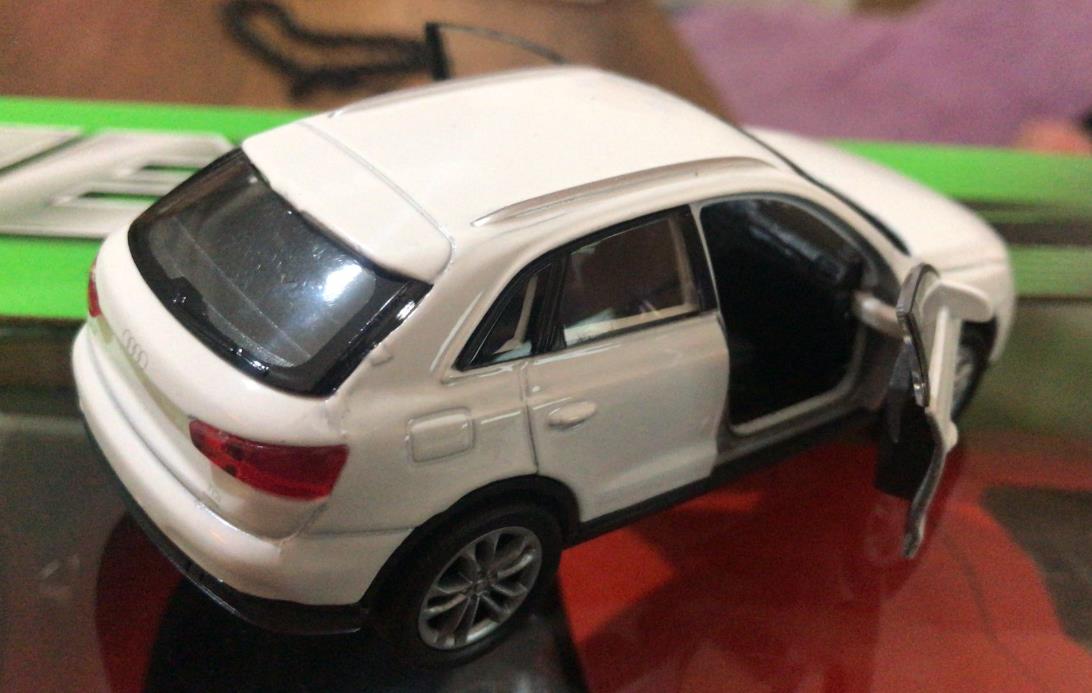 Oyuncak Model Metal Araba 1/36 Çek Bırak Beyaz Audi Q3 Jeep Oyuncak Model Metal Araba 1/36 Çek Bırak Beyaz Audi Q3 Jeep