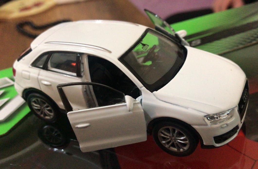 Oyuncak Model Metal Araba 1/36 Çek Bırak Beyaz Audi Q3 Jeep Oyuncak Model Metal Araba 1/36 Çek Bırak Beyaz Audi Q3 Jeep